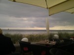 Tisch am Strand Meer im Hintergrund