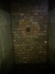 das letzte unterirdische Stück der Berliner-Mauer, Backsteinmauer im vordergrund zu den Seiten beton