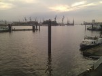 Hamburger Hafen, Wasser im Vordergrund und Kräne im Hintergrund