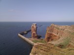 Felsen und Lange-Anna dahinter und daneben Meer