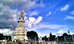 Statue in front of Buckingham Palace