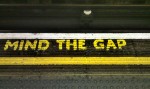 "mind the gap" druck in einer Ubahn Station in London