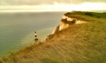 Blick von der Klippe hinab auf den bekannten Leuchturm von Beachy Head