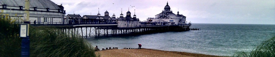 Pier von Eastbourne mit Meer im Hintergrund