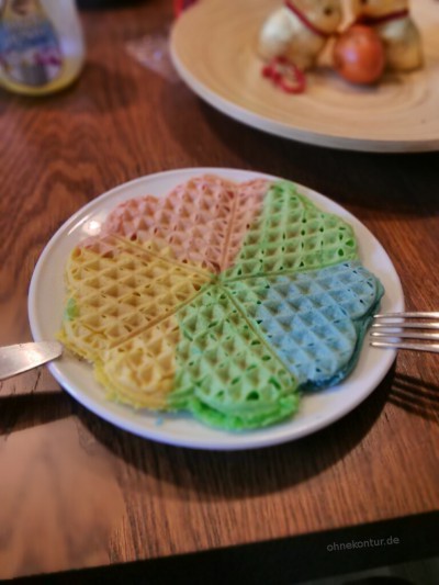 Waffel, die bunt mit Lebensmittelfarbe eingefärbt wurde